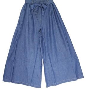 NWT: size 6-8 flared/wide leg crop pants